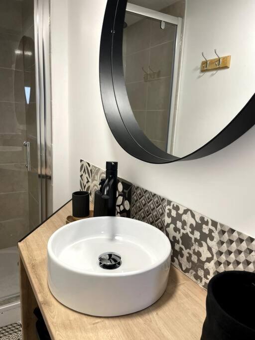 Bel Appartement Sur Cour Plein Centre Ville Et Parking Мулен Экстерьер фото