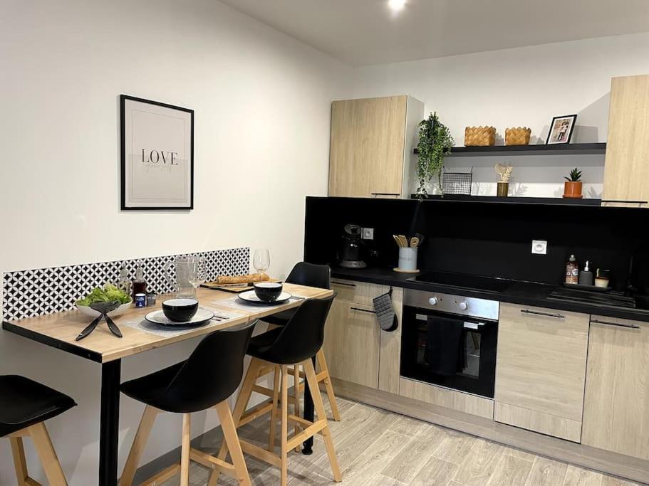 Bel Appartement Sur Cour Plein Centre Ville Et Parking Мулен Экстерьер фото