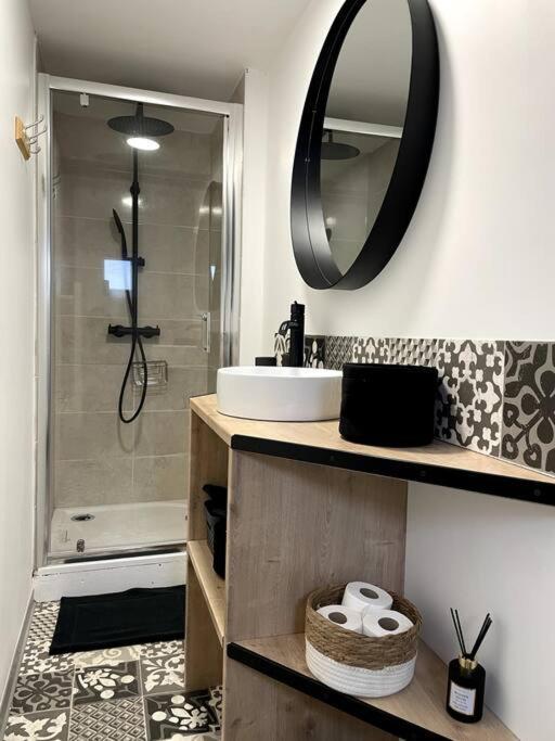 Bel Appartement Sur Cour Plein Centre Ville Et Parking Мулен Экстерьер фото